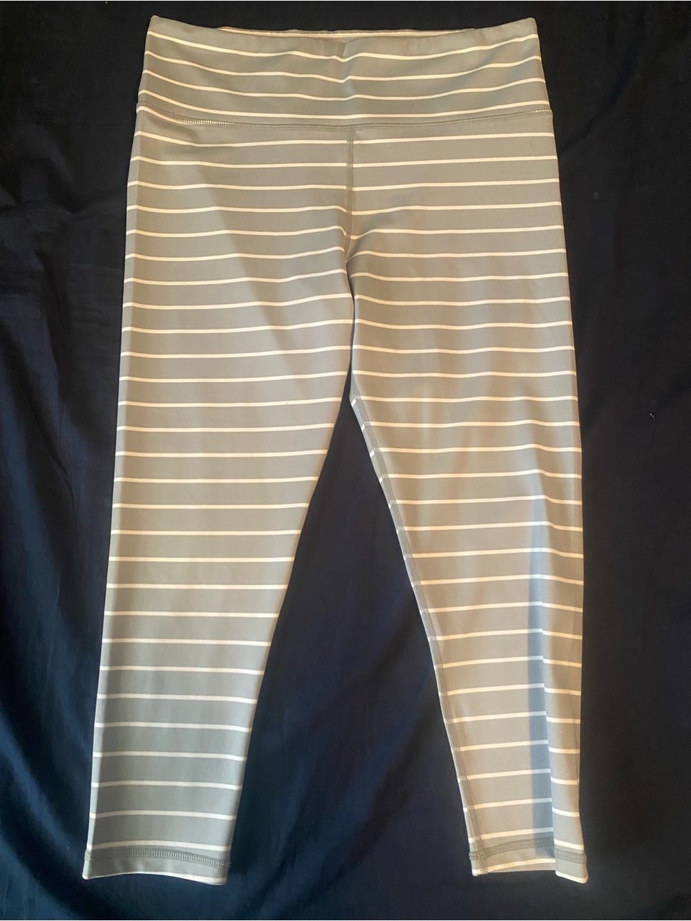 Striped High-Waist Capri Leggings - Light Gray & White
